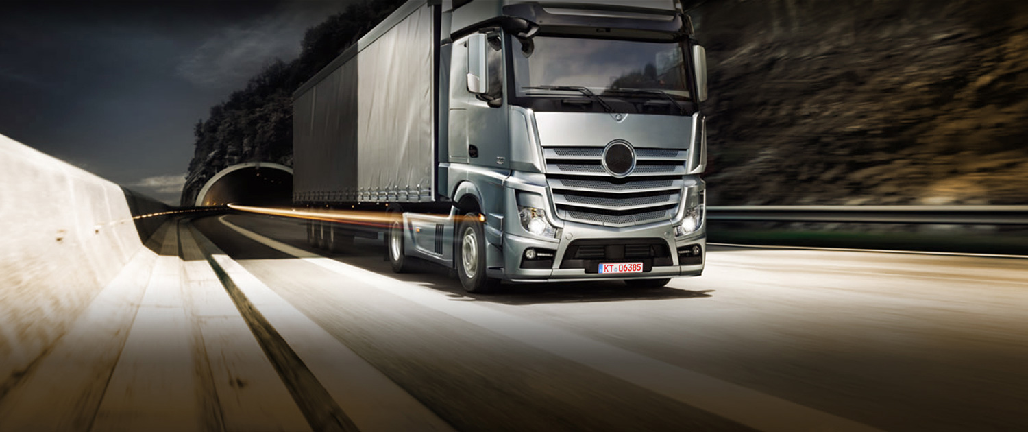 Mercedes Actros Sattelzug mit rotem Überführungskennzeichen im Tunnel